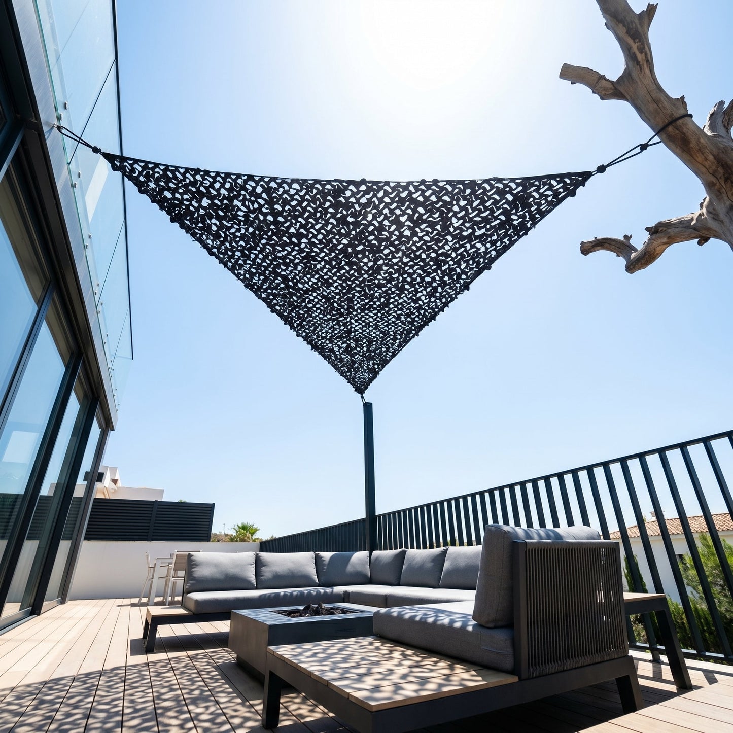 Malla de camuflaje triangular gris para terraza urbana - Sombra contemporánea en ángulo
