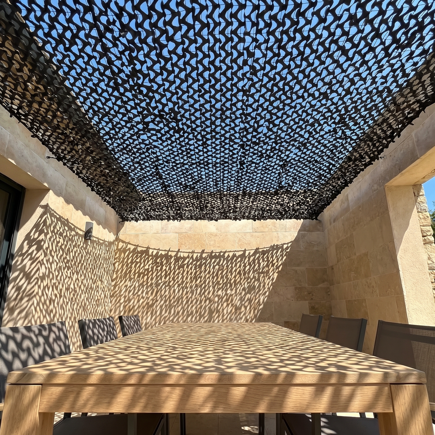 Malla de camuflaje reforzada negra para terraza y patio - Diseño gráfico y contemporáneo