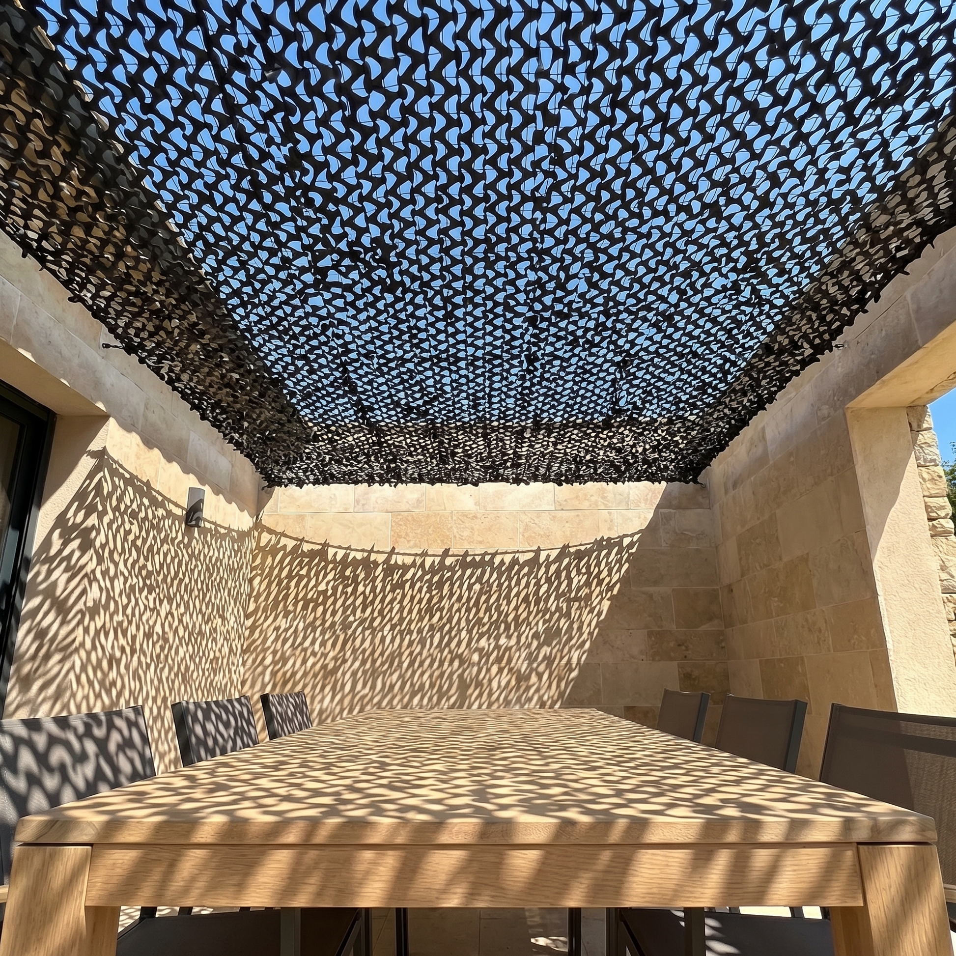 Malla de camuflaje reforzada negra para terraza y patio - Diseño gráfico y contemporáneo