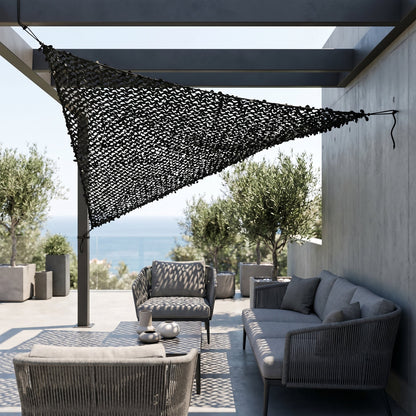 Malla de camuflaje triangular negra para terraza de diseño - Contraste gráfico en ángulo