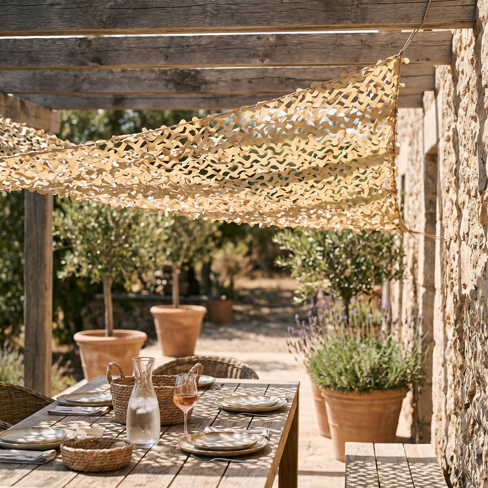 Malla de camuflaje triangular arena para terraza y pérgola - Sombra en ángulo cálida