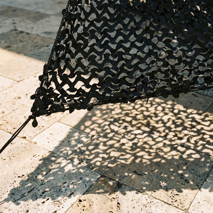 Malla de camuflaje triangular negra para terraza de diseño - Contraste gráfico en ángulo