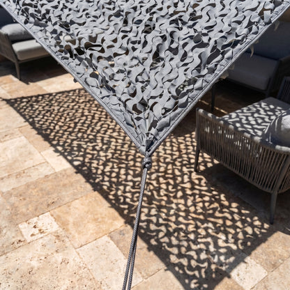 Malla de camuflaje triangular gris para terraza urbana - Sombra contemporánea en ángulo