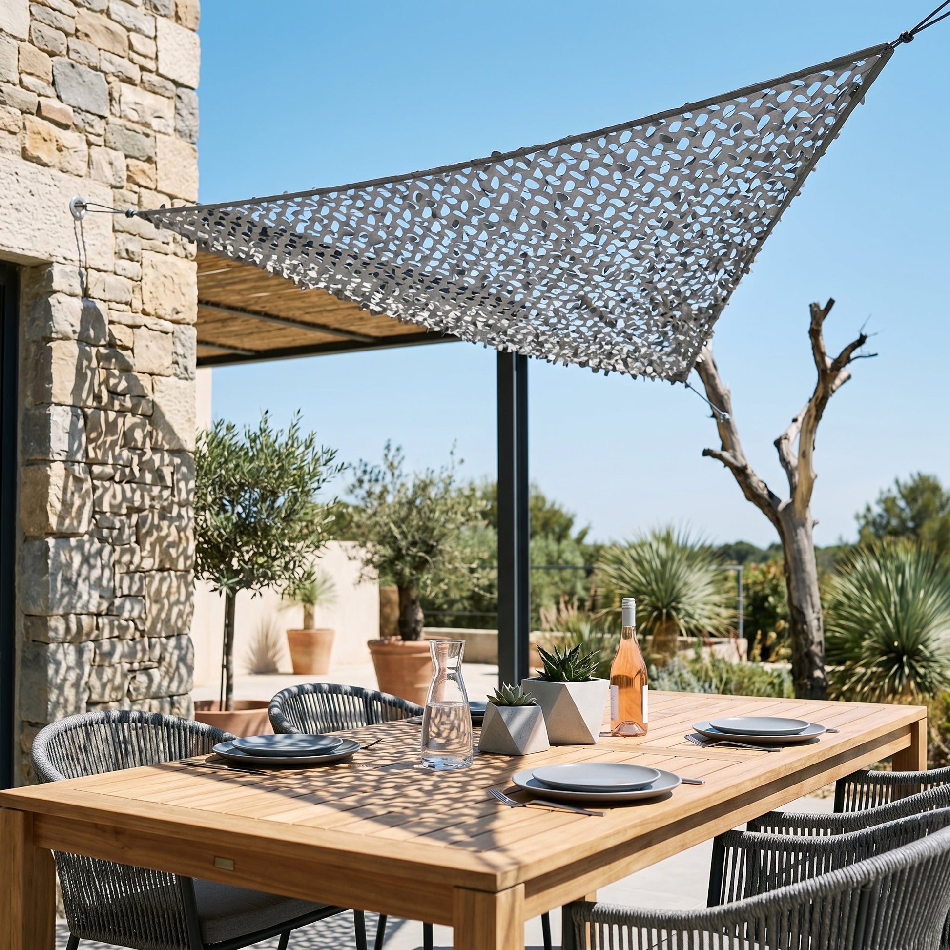 Malla de camuflaje triangular gris para terraza urbana - Sombra contemporánea en ángulo