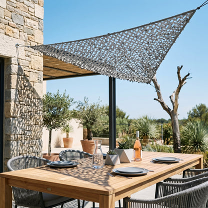 Malla de camuflaje triangular gris para terraza urbana - Sombra contemporánea en ángulo