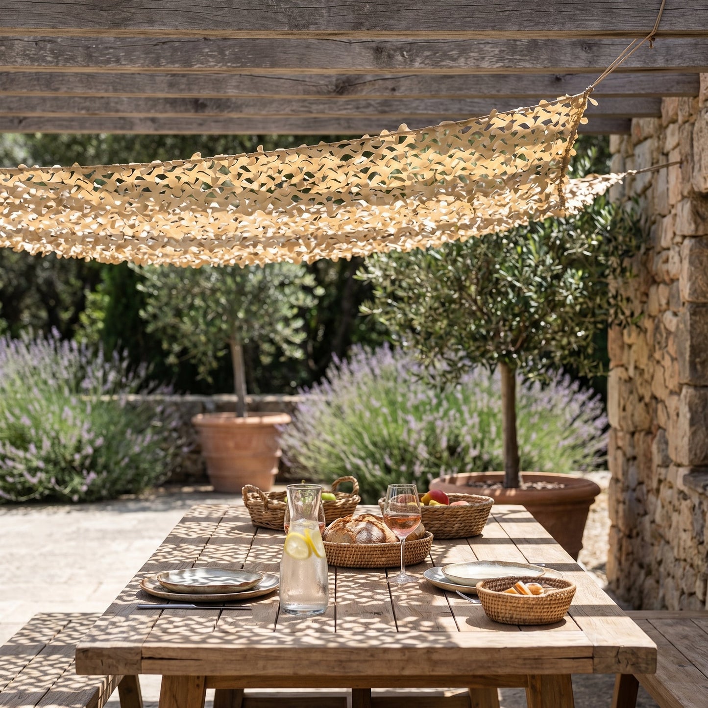 Malla de camuflaje reforzada arena para terraza y pérgola - Ambiente mediterráneo