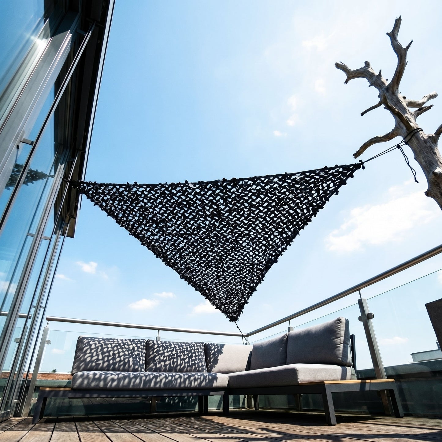 Malla de camuflaje triangular negra para terraza de diseño - Contraste gráfico en ángulo