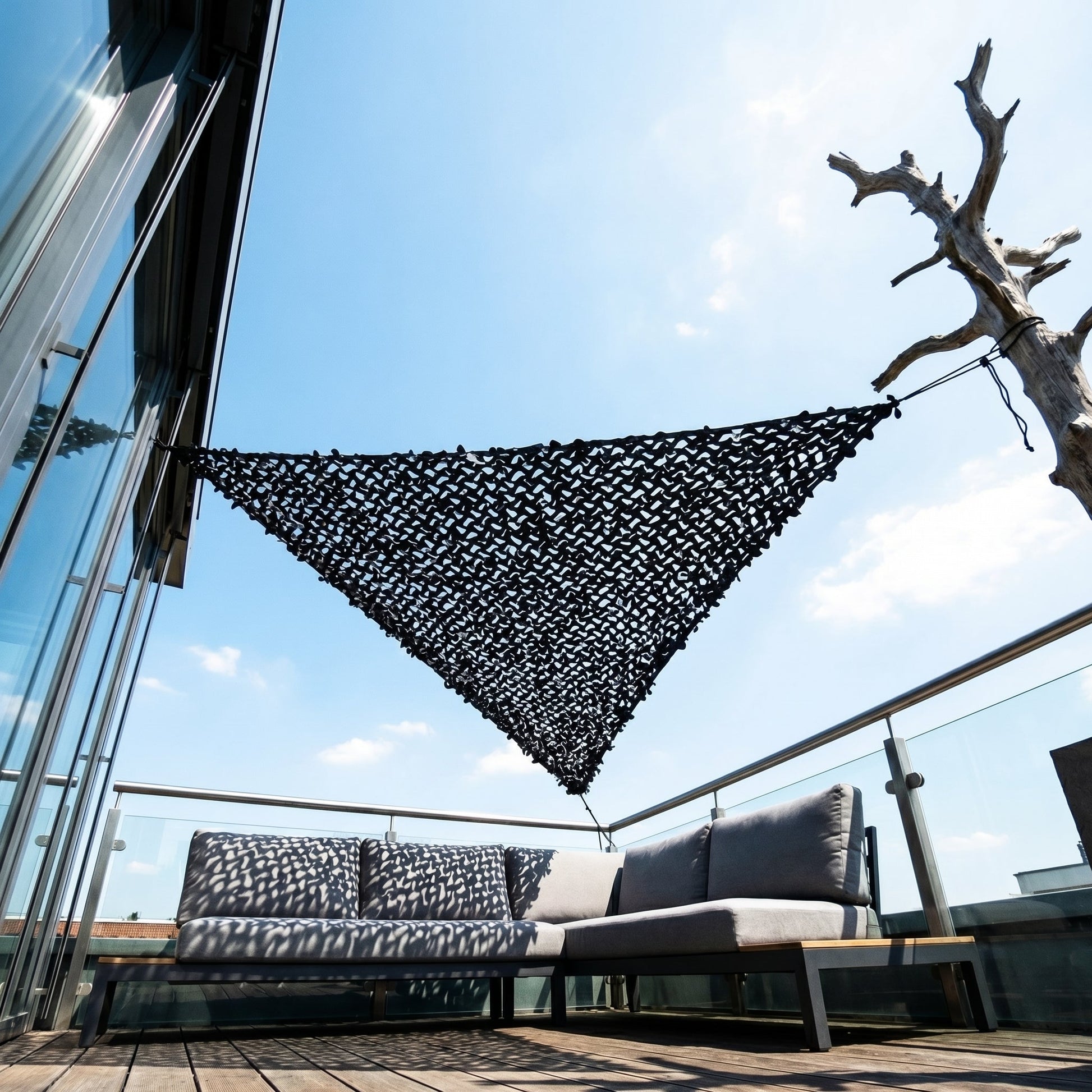 Malla de camuflaje triangular negra para terraza de diseño - Contraste gráfico en ángulo