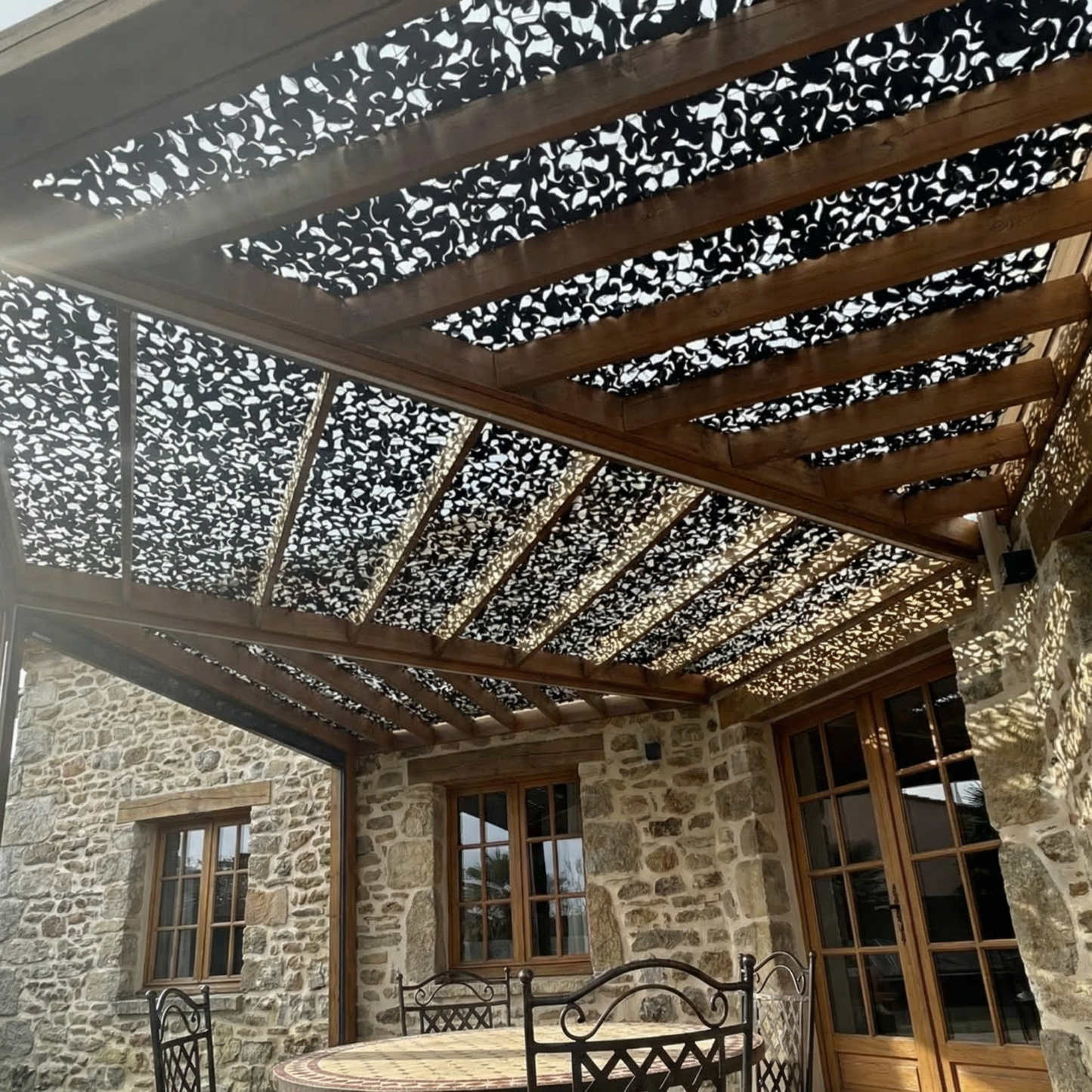 Malla de camuflaje reforzada negra para terraza y patio - Diseño gráfico y contemporáneo