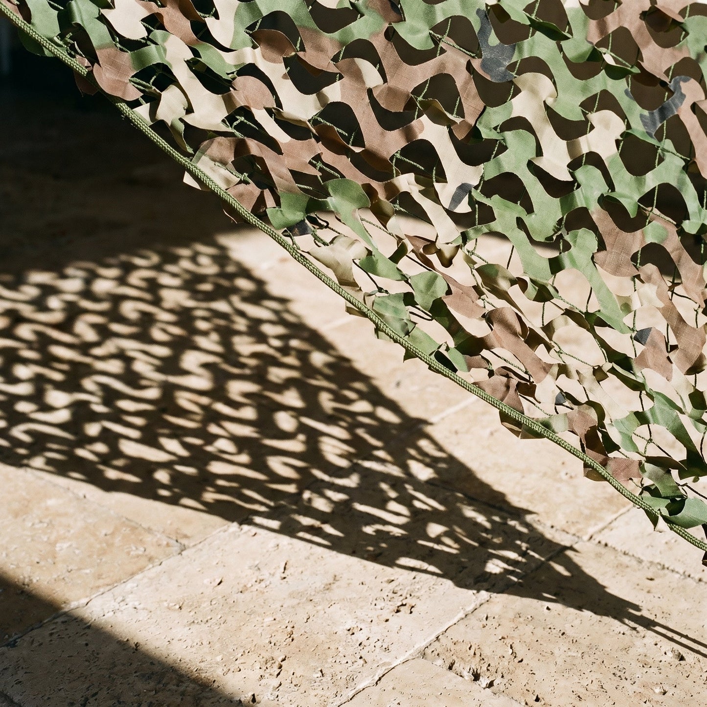Malla de camuflaje triangular militar para jardín y terraza - Estampado woodland en ángulo