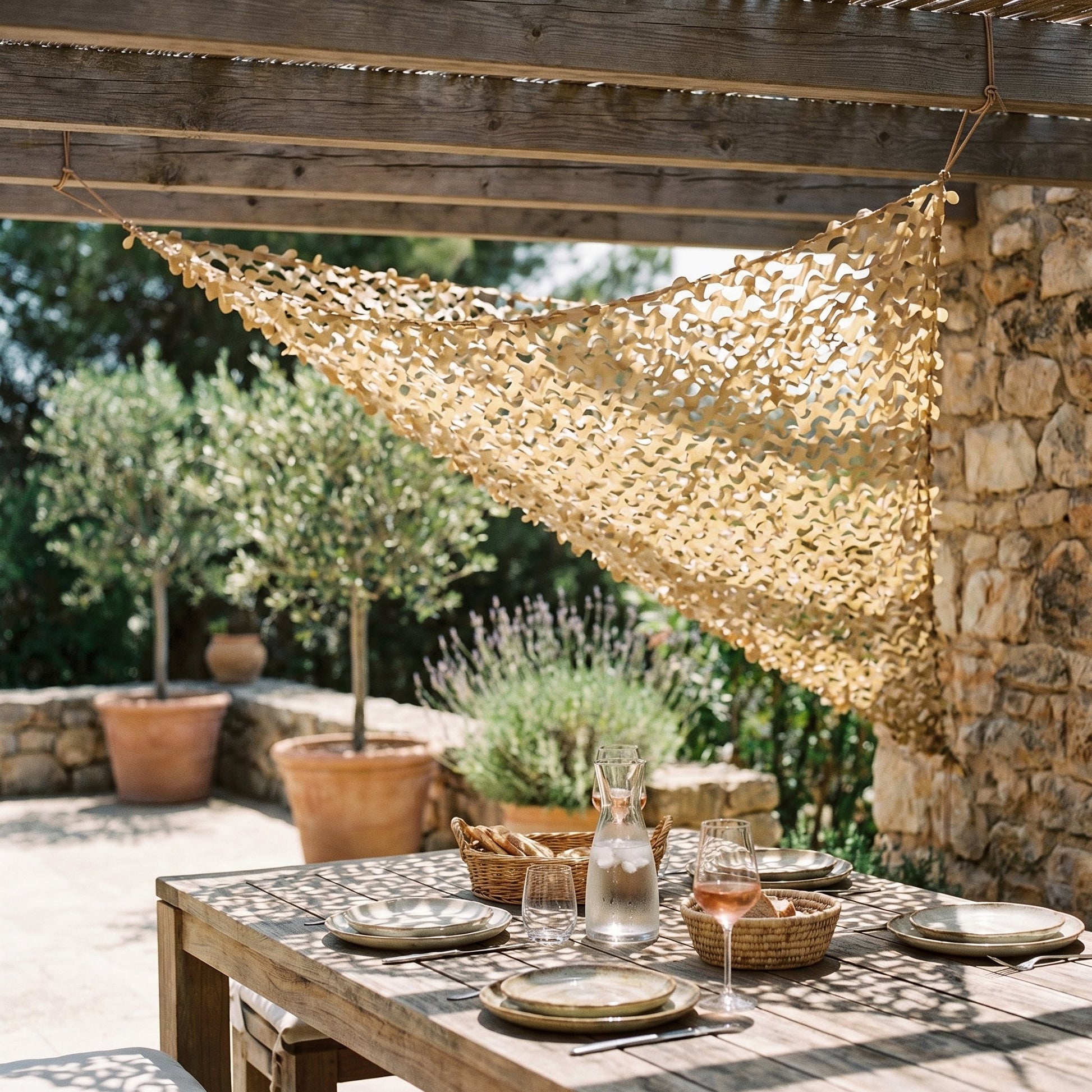 Malla de camuflaje triangular arena para terraza y pérgola - Sombra en ángulo cálida