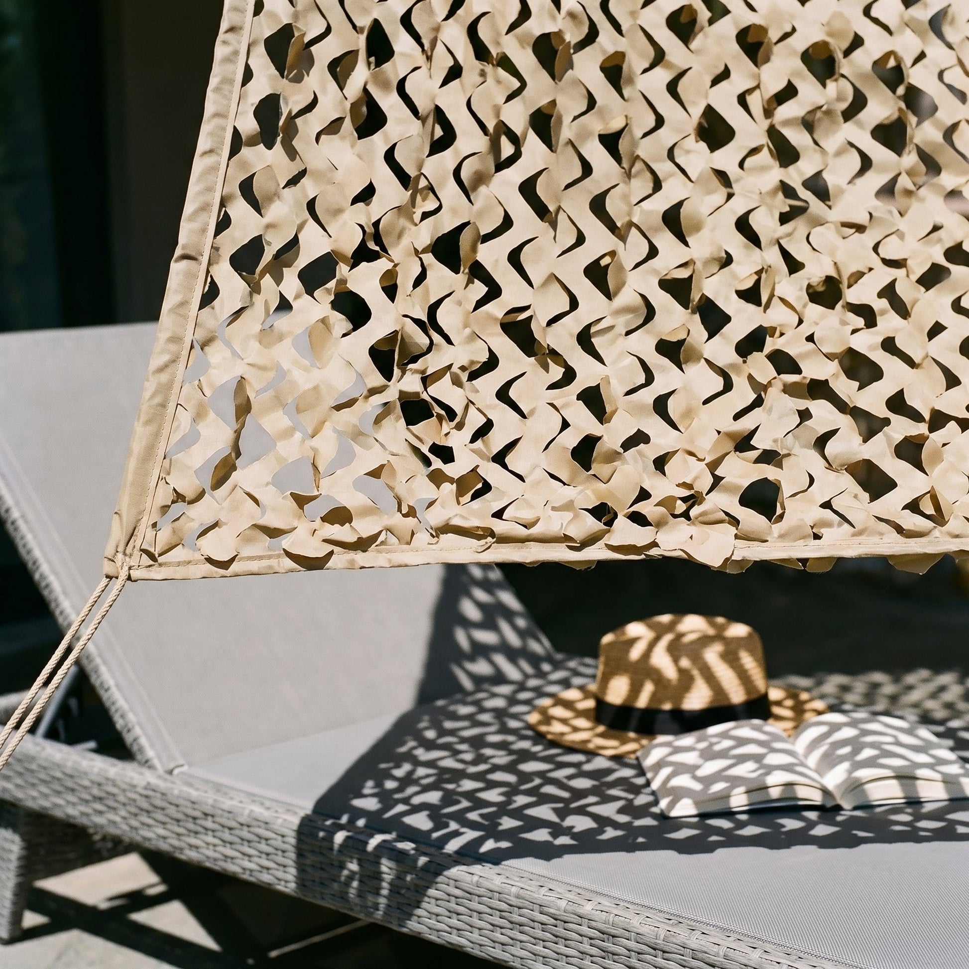 Malla de camuflaje triangular arena para terraza y pérgola - Sombra en ángulo cálida