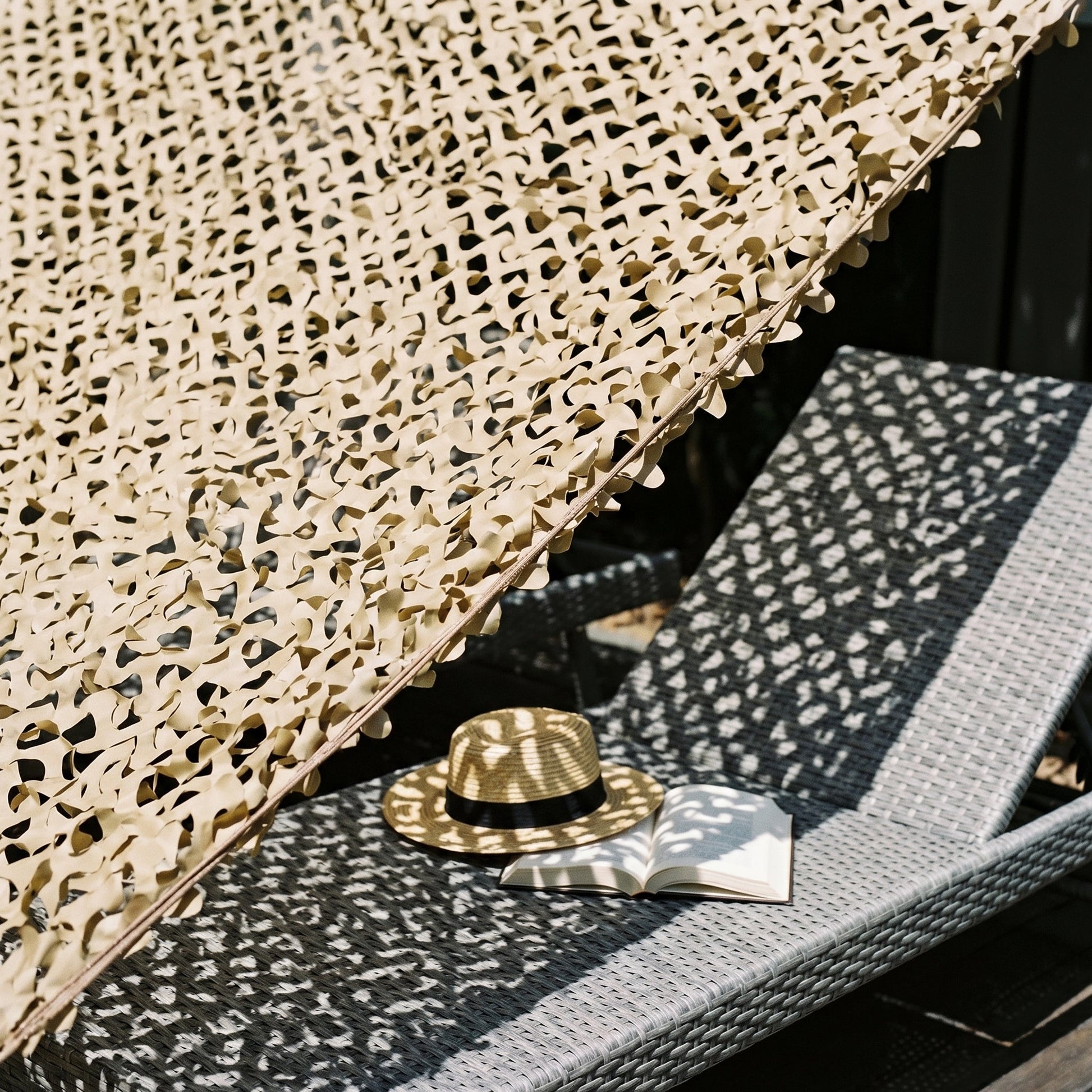 Malla de camuflaje triangular arena para terraza y pérgola - Sombra en ángulo cálida